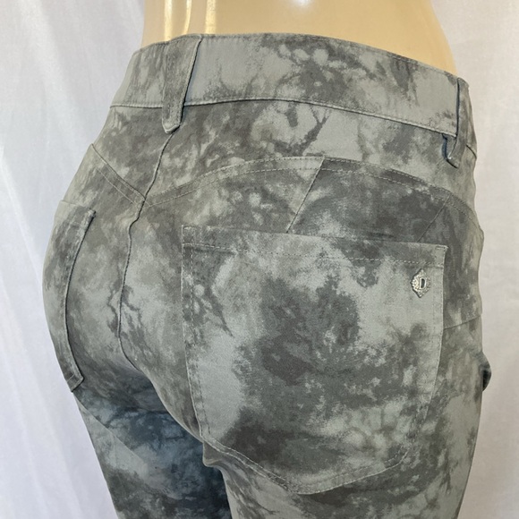 COPY-DEMOCRACY Jeans Green Pattern Print Size 18WP Booty Lift Plus Bermudas NWOT - Picture 3 of 9